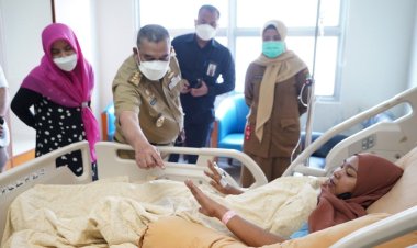 Gubernur Riau Edy Natar Nasution dan Istri Besuk Pramusaji Rumah Dinas Gubri di RSUD Arifin Achmad