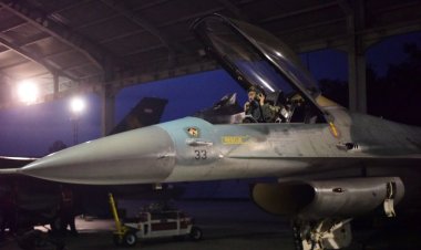 Pilot Pesawat Tempur F-16 dan Hawk 100/200 Lanud RSN Pekanbaru Latihan Terbang Malam