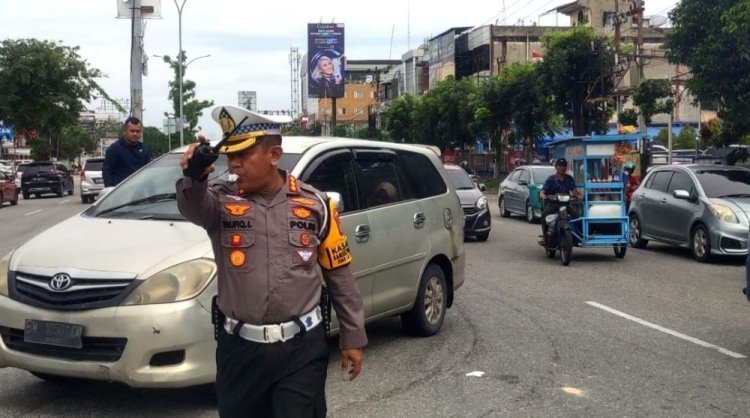 Dirlantas Polda Riau Urai Kemacetan Arus Lalulintas di Pekanbaru dengan Tiupan Pluit