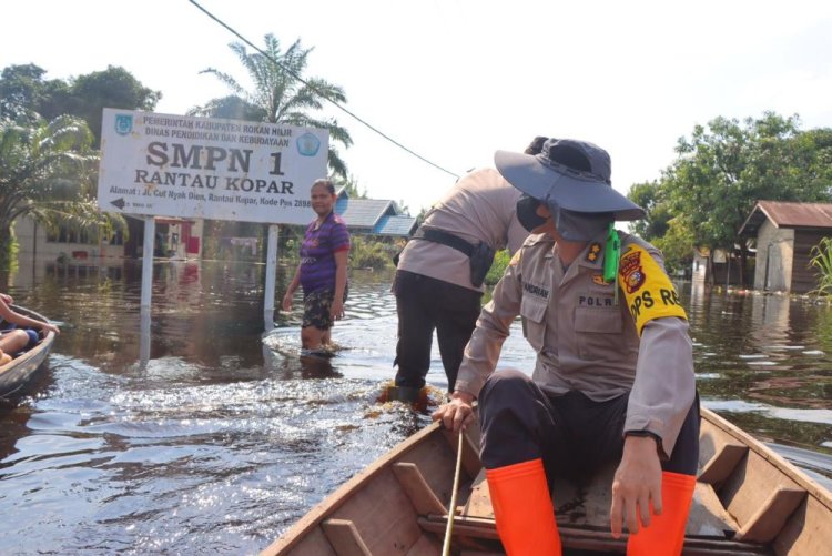 Dirikan Tenda, Bawa Obat dan Sembako, Kapolres Rohil Cek 21 Lokasi TPS yang Terendam Banjir