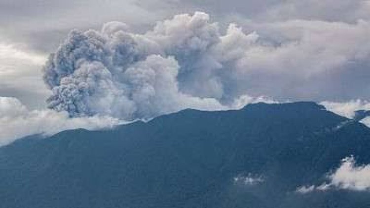 Gunung Marapi Sumbar Kembali Erupsi Diiringi Dentuman Keras