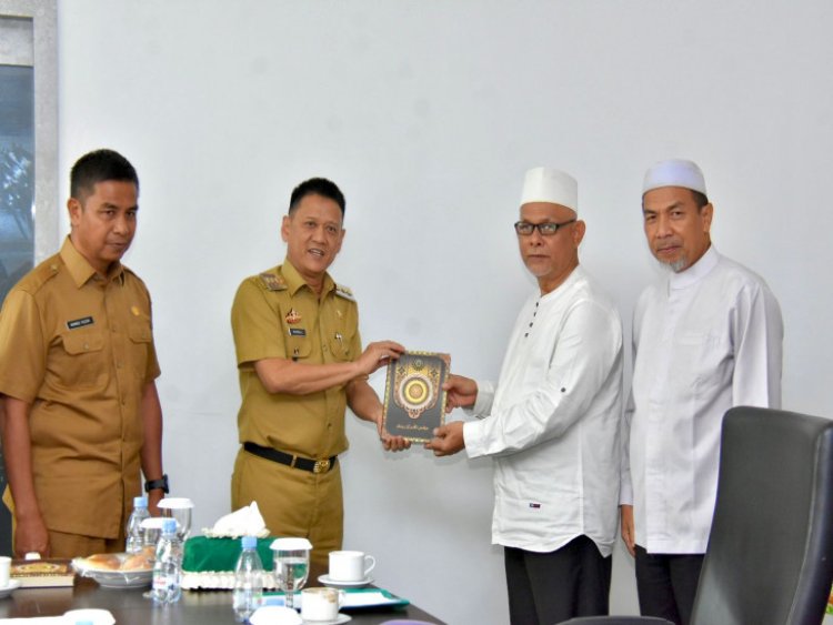 Maqari Serahkan 460 Alquran kepada Pj Bupati Kampar Hambali untuk Diserahkan ke LPTQ dan Pondok Pesantren