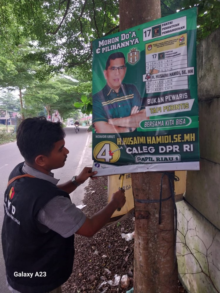 Ratusan APK dan BK Pemilu 2024 Dicopot di Pekanbaru