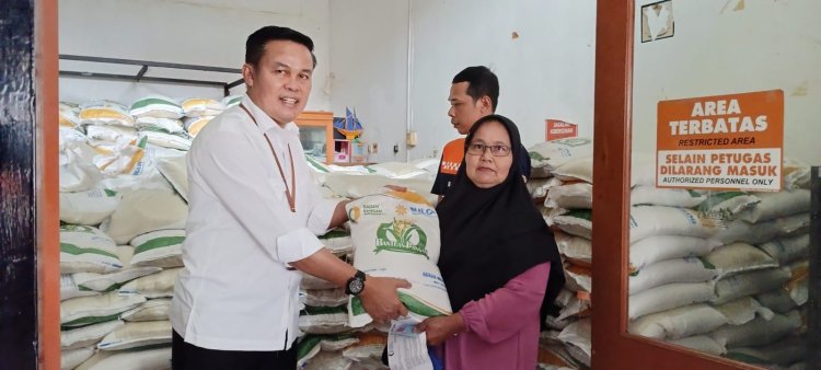 Sesuai Data RT/RW, Pemko Pekanbaru Salurkan 10 Ton Beras untuk 1.000 KK Korban Banjir