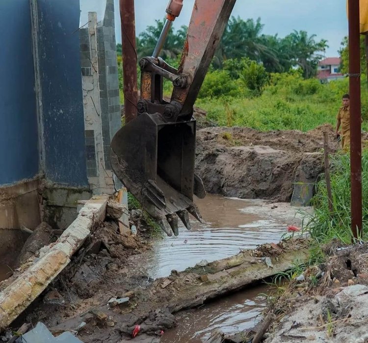 Bersihkan sampah yang mengendap, Pemko Pekanbaru Normalisasi Drainase di Jalan Karya Bakti