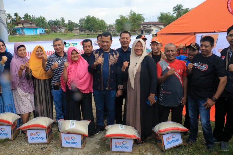 Pj Wali Kota Pekanbaru Muflihun Salurkan Bantuan Beras untuk Warga Terdampak Banjir