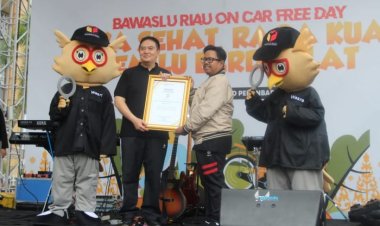 Pemilu 2024, Kapolda Riau Irjen Pol Muhammad Iqbal Terima Penghargaan Bawaslu Riau