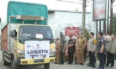Pemilu 2024, Pj Wali Kota Pekanbaru Muflihun Lepas Truk Penagangkut Logistik dari Gudang KPU