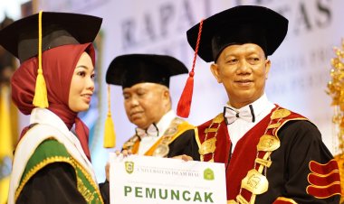 UIR Wisuda 1.413 Lulusan, Mahasiswa Persembahkan Bunga Untuk Orangtua