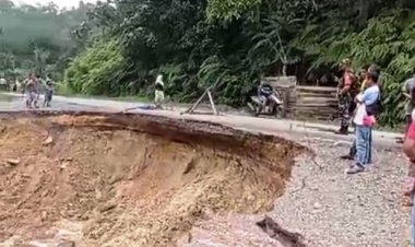 Longsor, Jalan Lintas Riau-Sumbar Bukit Betabuh Desa Kasang Kuansing Bisa Dilewati dengan Sistem Buka Tutup