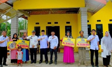 Pj Bupati Kampar Serahkan Bantuan Bedah Rumah di Sejumlah Desa di Kecamatan Salo