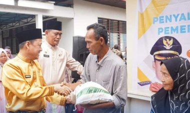 Pj Bupati Kampar Salurkan Cadangan Beras kepada Keluarga Penerima Manfaat di Desa Kuok