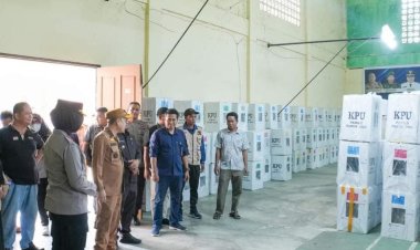 Jelang Pemilu 2024, Pj Bupati Kampar Hambali Tinjau Kesiapan Kotak Suara dan TPS