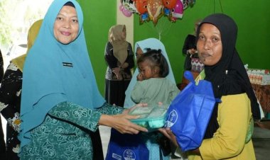 Ketua TP-PKK Kabupaten Kampar Ricana Djayanti Hambali Berikan Makanan Kepada Anak Stunting di Gunung Sahilan