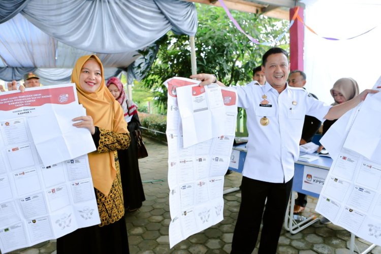Pemilu 2024, Pj Bupati Kampar Hambali dan Istri Berikan Hak Suara di TPS 07 Desa Salo Timur