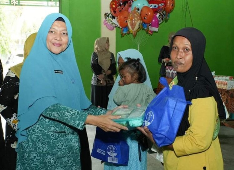 Ketua TP-PKK Kabupaten Kampar Ricana Djayanti Hambali Berikan Makanan Kepada Anak Stunting di Gunung Sahilan