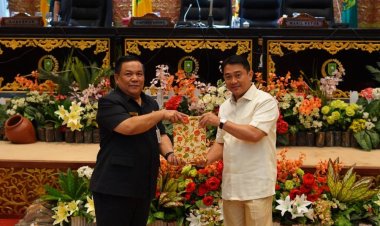 Pimpin Rapat Paripurna DPRD Provinsi Riau, Hardianto Serahkan Laporan Reses Persidangan III kepada Sekdaprov Riau