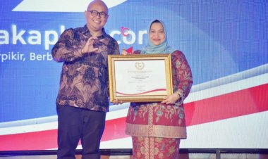 Berkat Program Bermasa, Bupati Kasmarni Terima Penghargaan Cakaplah Award
