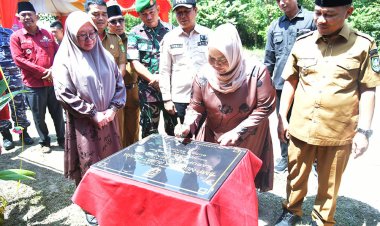 Bupati Kasmarni Resmikan Kelas Jauh SMPN 3 Menjadi SMPN 4 Rupat Utara