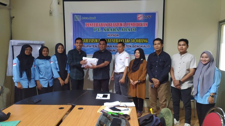 PT Arara Abadi Kembali Salurkan Bantuan Pendidikan kepada Anak Suku Sakai