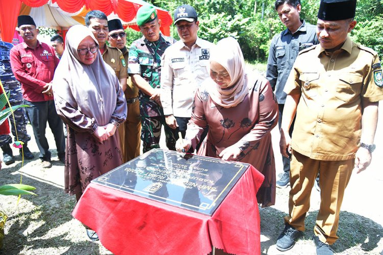 Bupati Kasmarni Resmikan Kelas Jauh SMPN 3 Menjadi SMPN 4 Rupat Utara