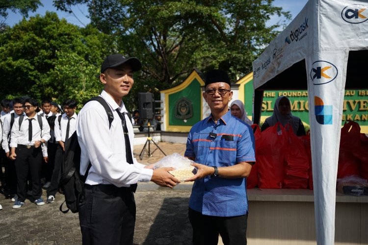 UIR Berbagi 1000 Paket Berbuka untuk Mahasiswa