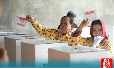 Bupati Rohul Sukiman dan Istri Nyoblos di TPS 20 Desa Pematang Berangan