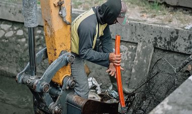 Banyak Sampah dan Sedimen Tinggi di Parit, Dinas PUPR Kota Pekanbaru Kerahkan Pasukan Kuning dan Alat BeratÂ