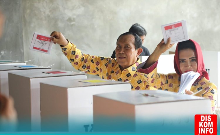 Bupati Rohul Sukiman dan Istri Nyoblos di TPS 20 Desa Pematang Berangan
