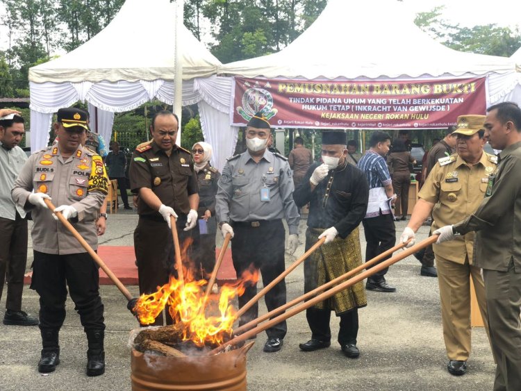 Bupati H Sukiman Hadiri Pemusnahan Barang Bukti dari 79 Perkara Tindak Pidana Umum di Kantor Kejari Rohul