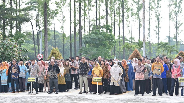 Upacara Hari Pertama Kerja, Rektor UNRI Ajak ASN Tingkatkan Kinerja