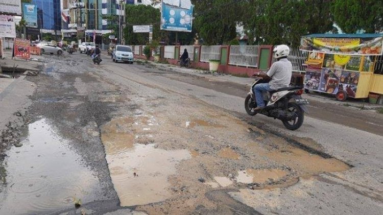 April Ini Pemprov Riau Mulai Perbaiki Jalan Rusak di Pekanbaru