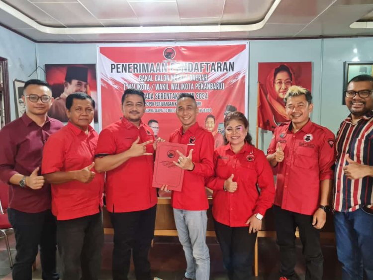 Tekad Indra Abidin Ambilkan Formulir Untuk Almainis Daftar Penjaringan Cakada Pekanbaru Dari PDIP