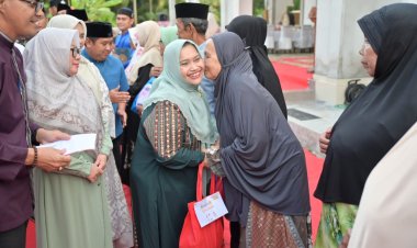 Bupati Bengkalis Serahkan 57 Paket Sembako untuk 5 Kecamatan