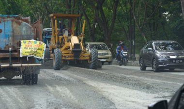 Sudah Lama Rusak dan Berlubang, Warga Pekanbaru Bersyukur Jalan Datuk Setia Maharaja Mulai Diperbaiki