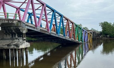 Jembatan Panglima Sampul Sungai Perumbi di Kepulauan Meranti Ambruk, Masyarakat Terpaksa Memutar Lewat Jalan Lain