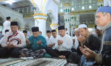 Pj Wako Pekanbaru Risnandar Mahiwa Salat Jumat Perdana di Masjid Raya Senapelan