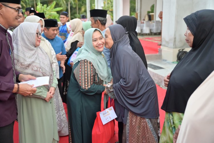 Bupati Bengkalis Serahkan 57 Paket Sembako untuk 5 Kecamatan