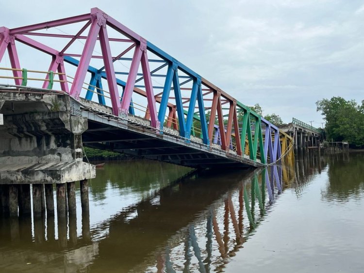 Jembatan Panglima Sampul Sungai Perumbi di Kepulauan Meranti Ambruk, Masyarakat Terpaksa Memutar Lewat Jalan Lain