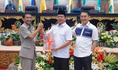 Wakil Ketua DPRD Provinsi Riau Serahkan Pandangan Fraksi Umum Fraksi Terhadap LKPJ Kepala Daerah 2023 kepada Pj Sekdaprov Riau