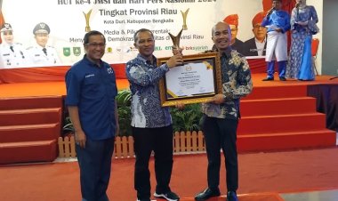 Prof Syafrinaldi Dianugerahi Penghargaan sebagai Rektor Terbaik  Oleh JMSI Riau