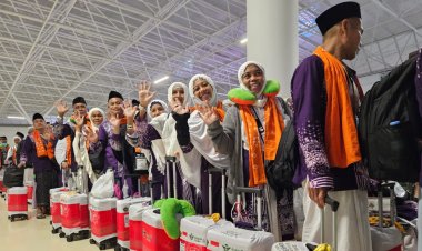 371 Jemaah Haji Kloter 1 Embarkasi Surabaya Pulang Perdana ke Tanah Air Naik Saudi Arabian Airlines