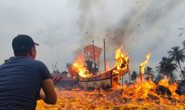 Festival Bakar Tongkang 2024, Tiang dan Layar Kapal Jatuh ke Arah Darat