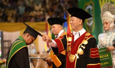 UIR Kukuhkan 1225 Wisudawan Periode II, Rektor Komitmen Tingkatkan Mutu Akademik