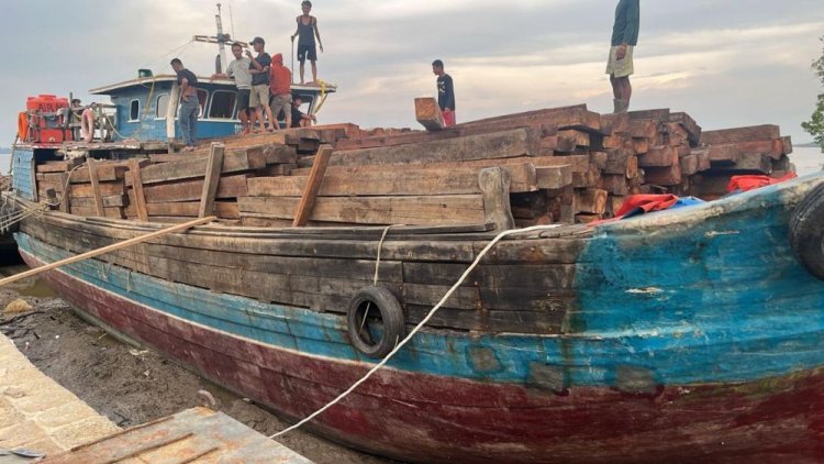 Nakhoda dan KKM Kapal Motor Putri Diana di Kepulauan Meranti Ditangkap Ditreskrimsus Polda Riau, Angkut 70 Ton Kayu Olahan Ilegal