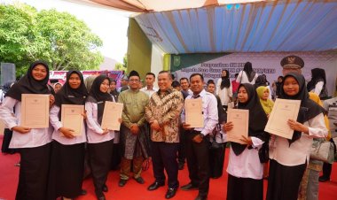 Pj Gubernur Riau SF Hariyanto Serahkan SK PPPK 173 Guru di Rokan Hilir