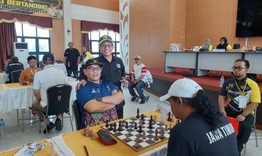 Tunjukkan Profesionalisme, Ketua Umum PWI Hendry Ch Bangun Bertemu Zulmansyah Sekedang di Arena Catur Porwanas XIV