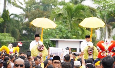 Daftar ke KPU Riau, Pasangan Syamsuar-Mawardi Diarak Barongsai dan Reog Ponorogo