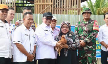 Diserahkan Sekda Siak, Ayam Layer Bakal Jadi Ciri Khas Kampung Perincit