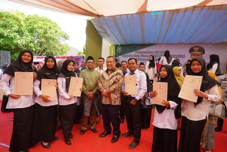Pj Gubernur Riau SF Hariyanto Serahkan SK PPPK 173 Guru di Rokan Hilir